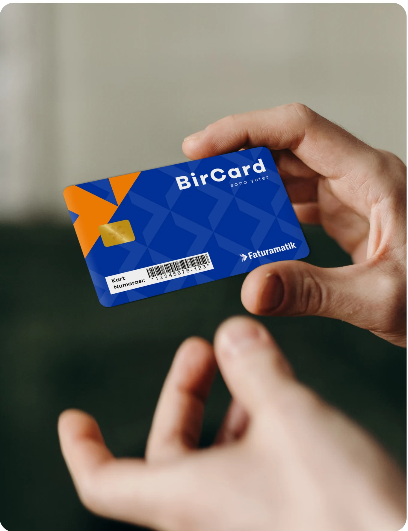 مستخدم يحمل بطاقة BirCard